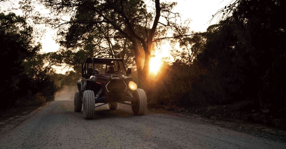 buggy recorriendo un camino de ibiza