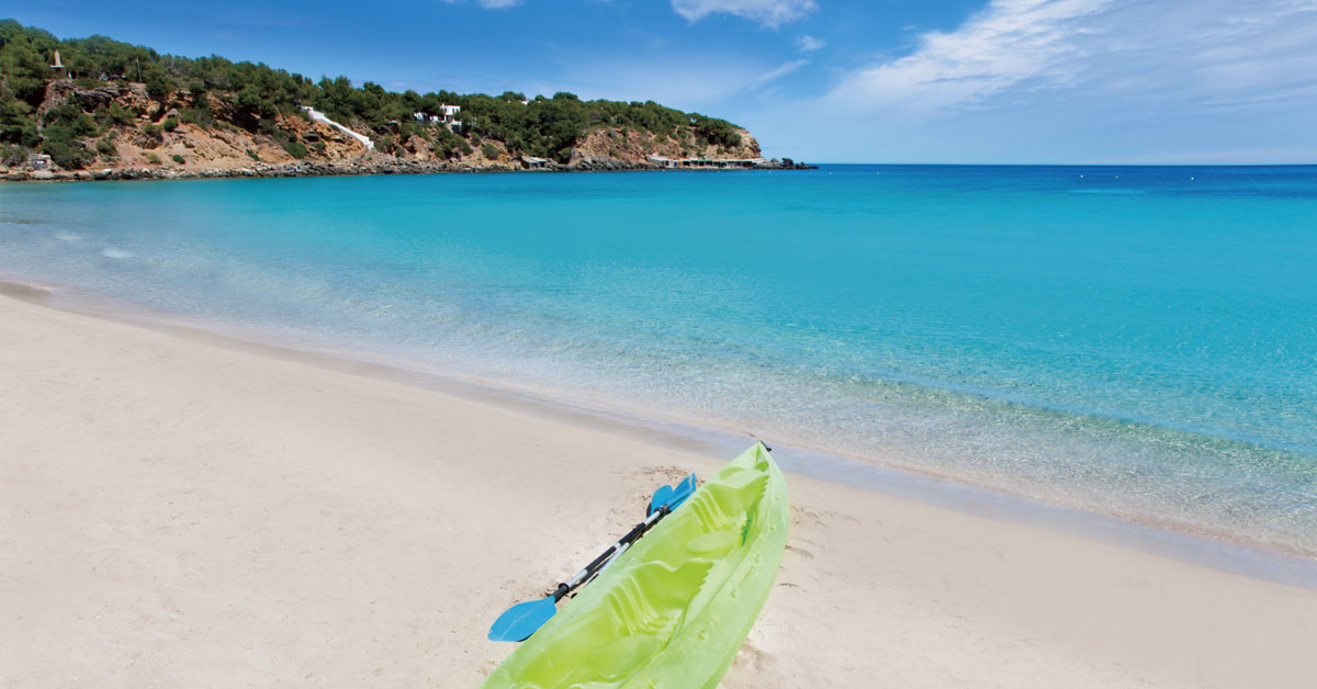 cala llenya con kayak en la arena