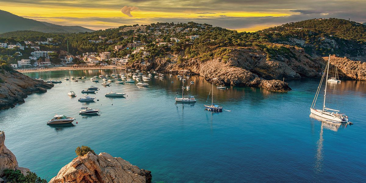 Dos ambientes especiales en la costa de Sant Josep: Cala d’Hort y Cala Vedella